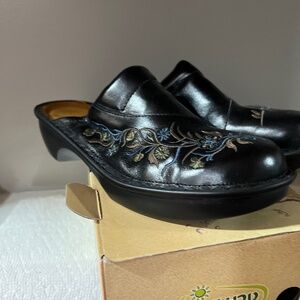 Naot women’s clogs 42